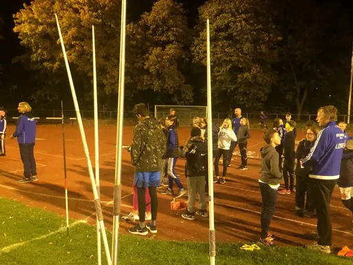 Fullt ös med spjut och diskus 