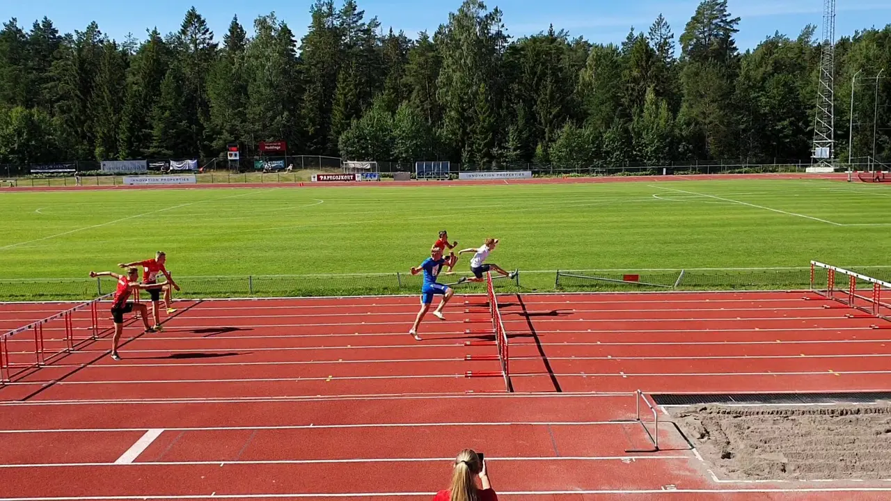 Segrare i andra heatet på 80m häck i USM i mångkamps första gren. Foto: Lotta Hellstrand