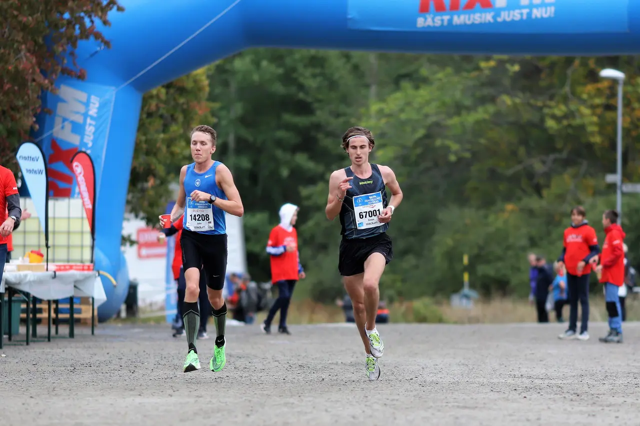 Simon Sundström, till höger, är en av sex anmälda IFKare i M22-klassen i helgens terräng-SM i Umeå. Foto under Lidingöloppet: Christer Klinth