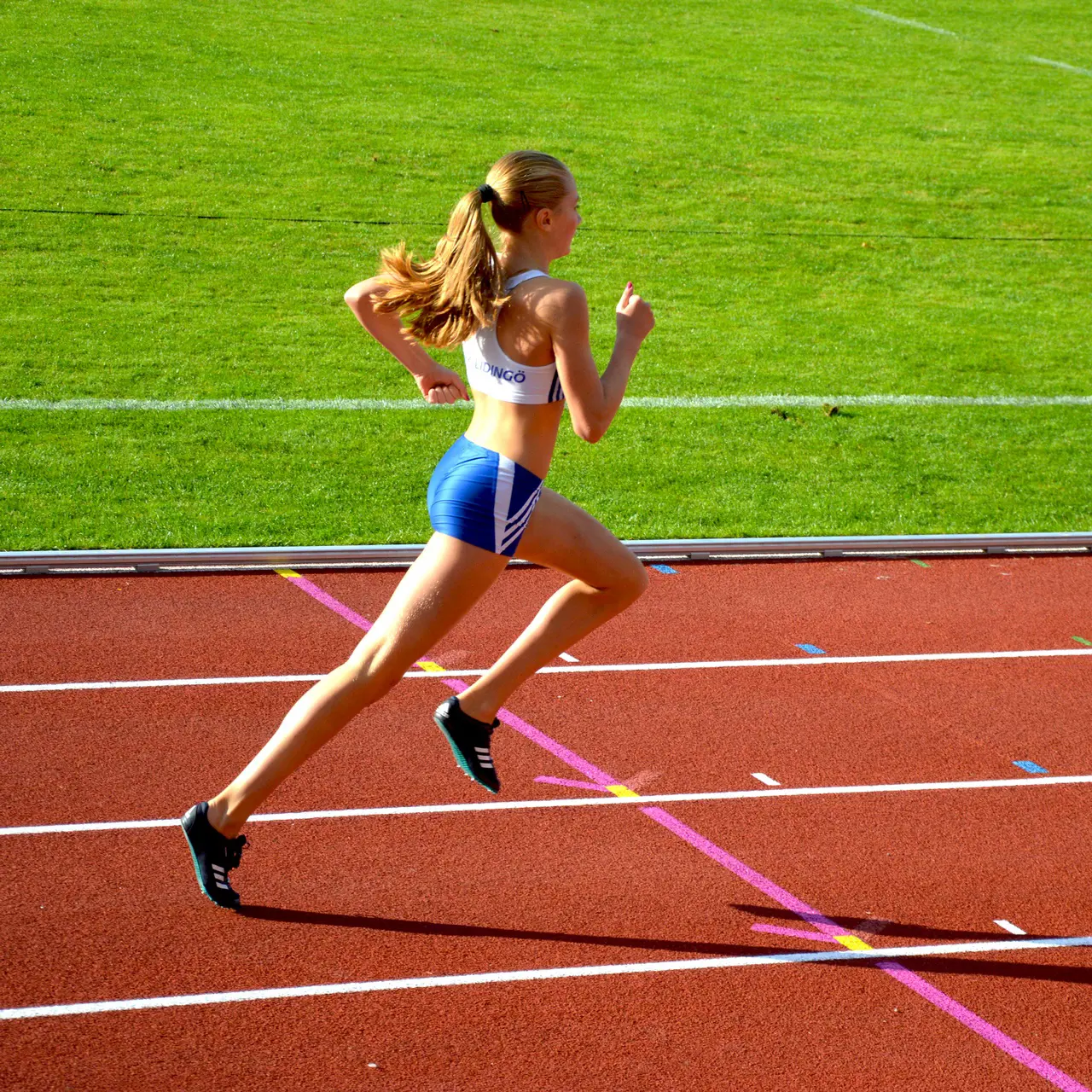Nike Isaksson är på väg tillbaka riktigt bra. I Brommaspelen sprang hon 400m på 60.31. Foto: Janne Åkerblom