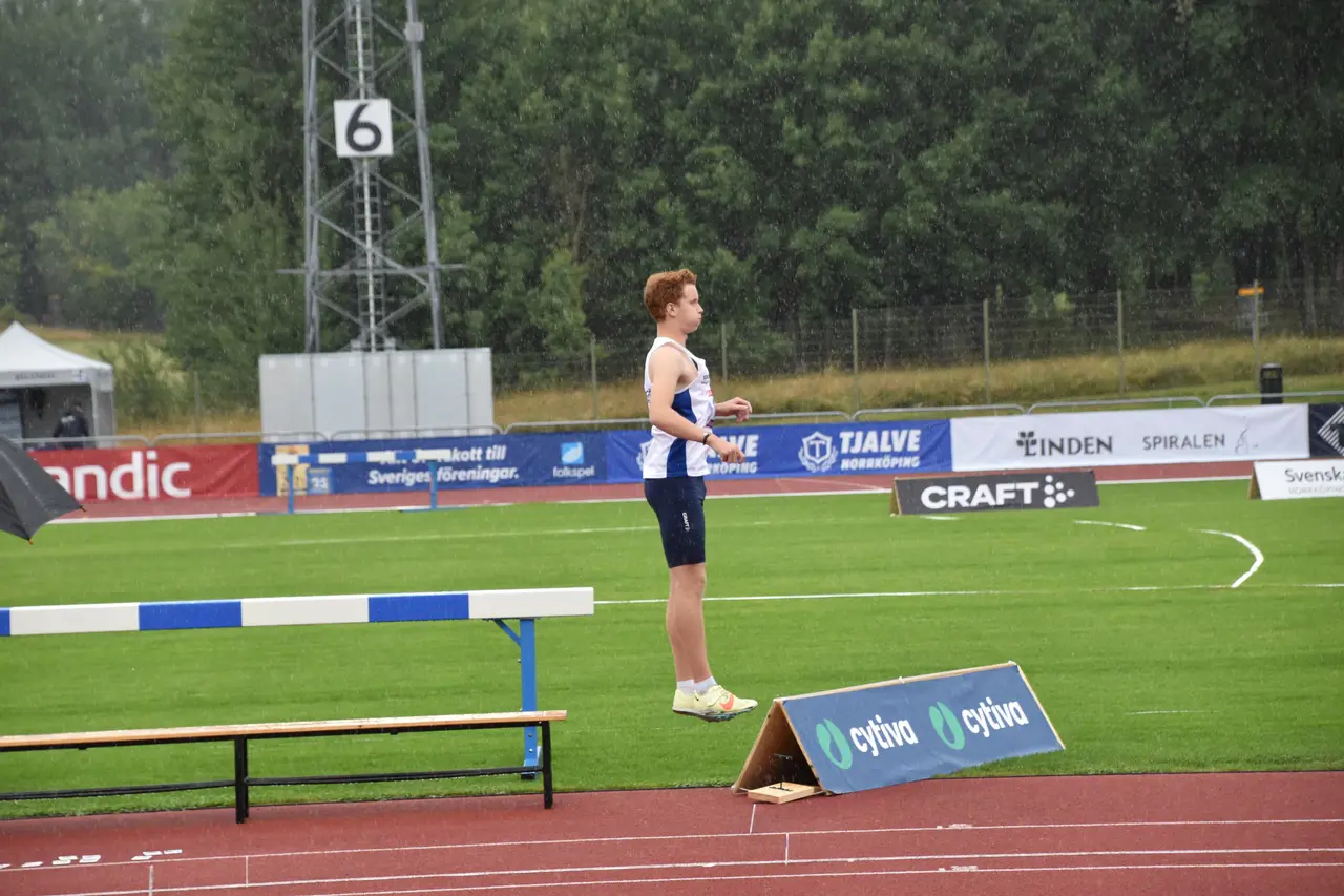 Anton Hellstrand Helleberg fick prova på hetluften i Friidrotts-SM. Där gjorde han ett av sitt livs hittills längsta hopp (och testade även hur länge han kan sväva i luften). Foto: Janne Åkerblom