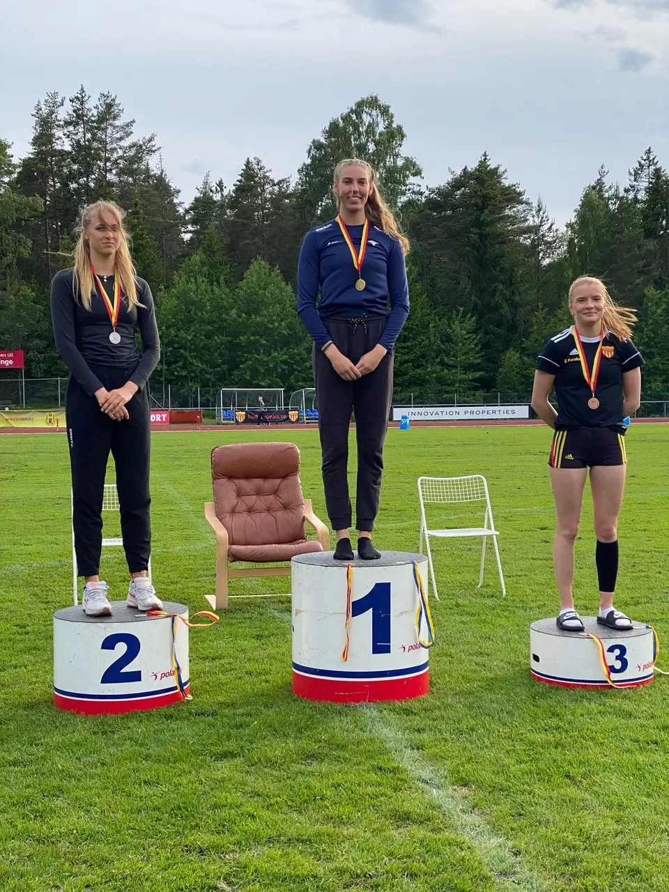 Johanna Hellman överst på pallen efter övertygande hoppning i Huddingespelen. Foto Robert Eliasson