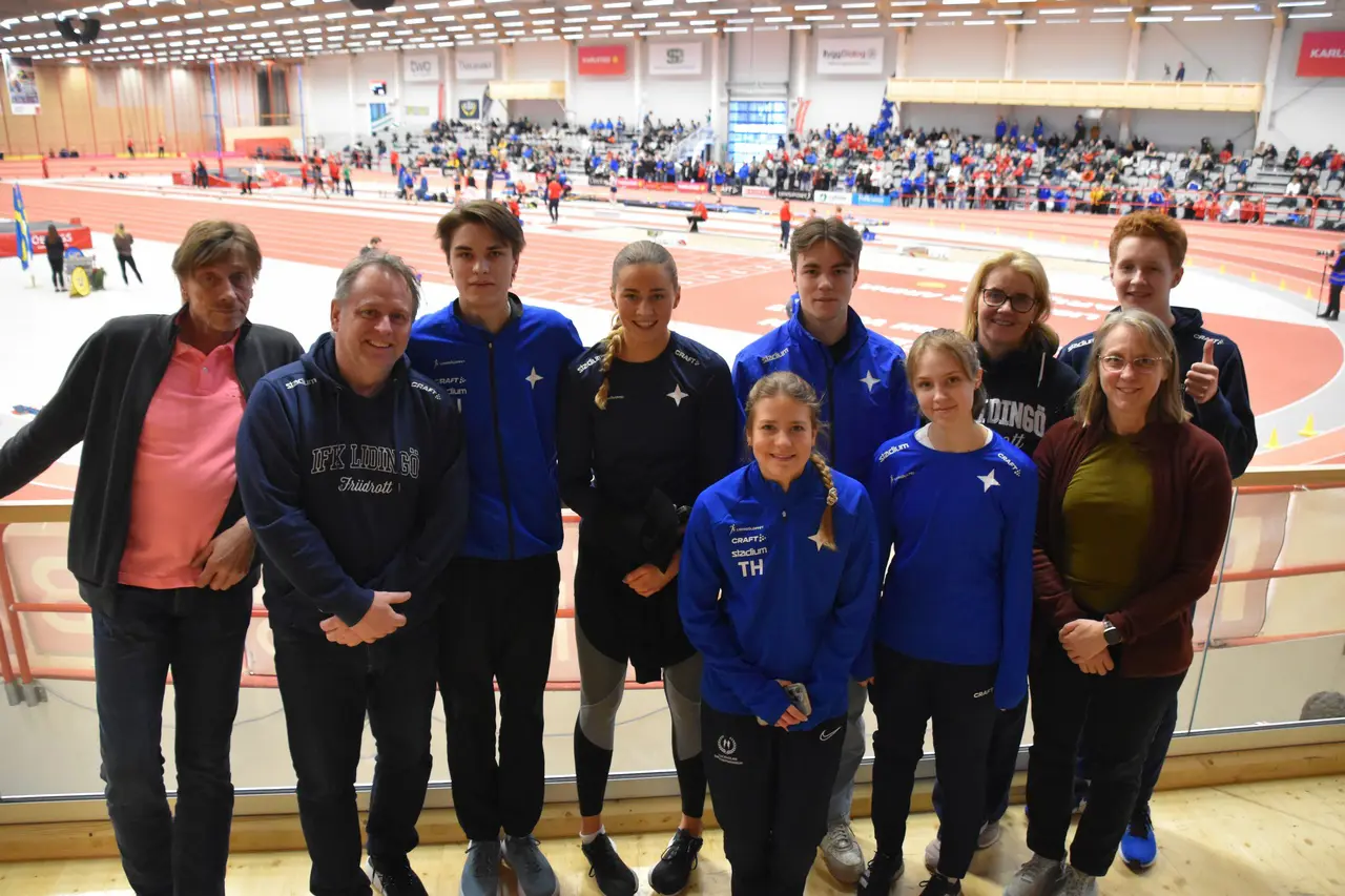 Coacherna Peder Fjaestad och Janne Åkerblom, de aktiva med Simon, Alice, Tyra, Jacob, Hjördis och Anton plus ledarna Lotta Hellstrand och Christel Bäckman. Foto: Maria Lundqvist
