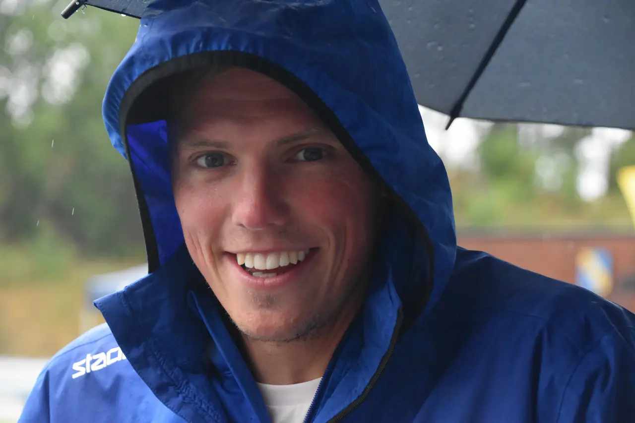 Det blir bättre väder på Sollentunavallen denna torsdag än det var under JSM på Sollentunavallen i augusti. Då var Fredrick Ekholm supporter. Nu ska han tävla. Foto: Janne Åkerblom
