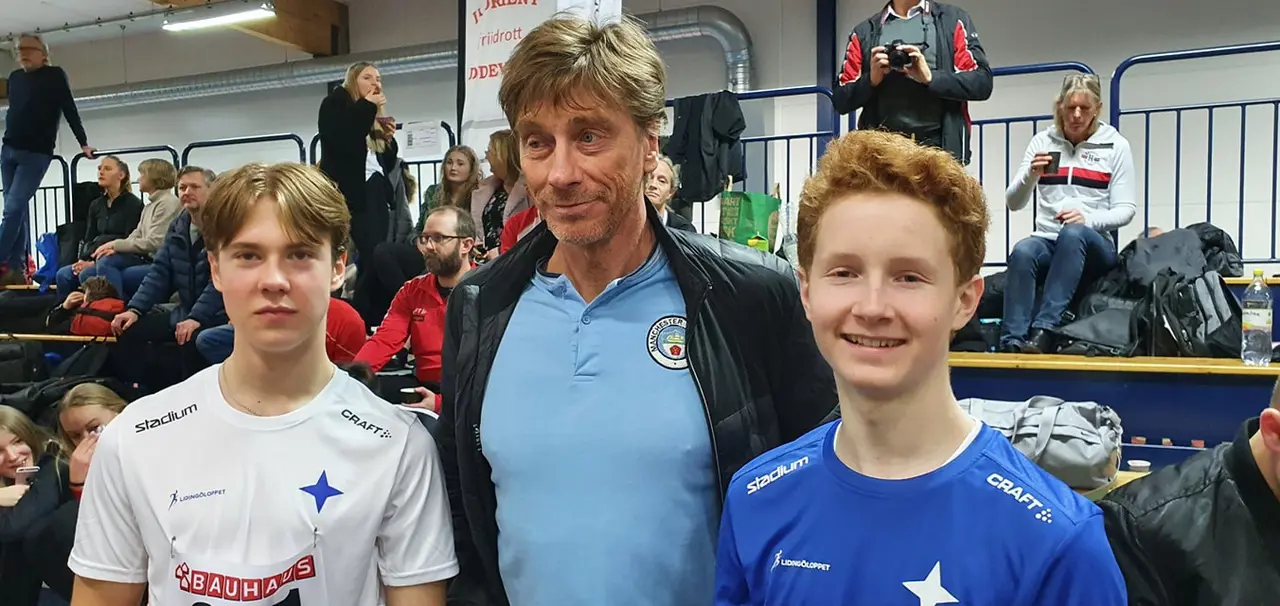 Trean och sexan i P15 höjd tillsammans med en tidigare svensk mästare – Edvin, Peder och Anton. Bild: Lotta Hellstrand