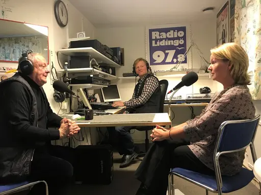 Simon Sundström och Ingela Stralka hos Radio Lidingö