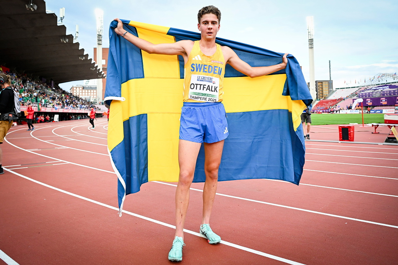 Kalle Ottfalk med svenska flaggan. Och i dag är det final på 3000m. Foto: DECA
