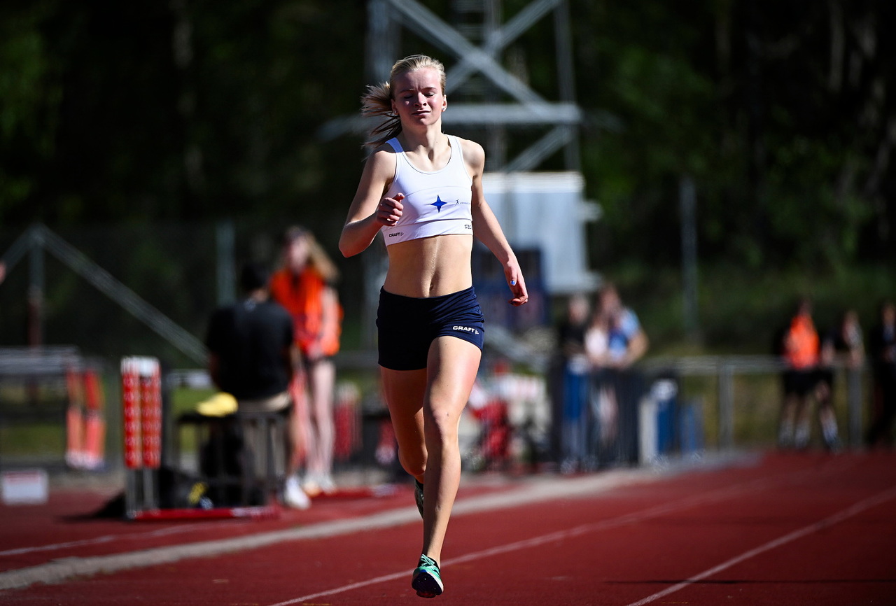 På väg mot dunderpers. Sofia Fröberg kommer nog att minnas både lyckan och mjölksyran som kom i Lag-SM-kvalet i Huddinge. Foto: DECA