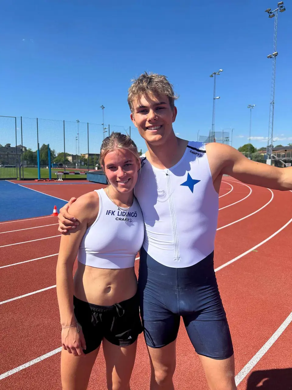 Matilda Halfwordson och Malte Fuchs Edberg åkte hem från Enskede IP med sammanlagt sex nya personliga rekord. Foto: Joakim Halfwordson