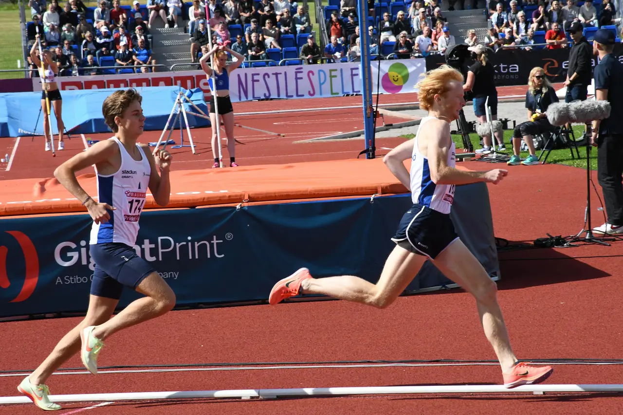 De båda Lidingölöparna Olof och Kalle tampades om den sista poängplatsen i 1500m-finalen. Foto: Anders Walther