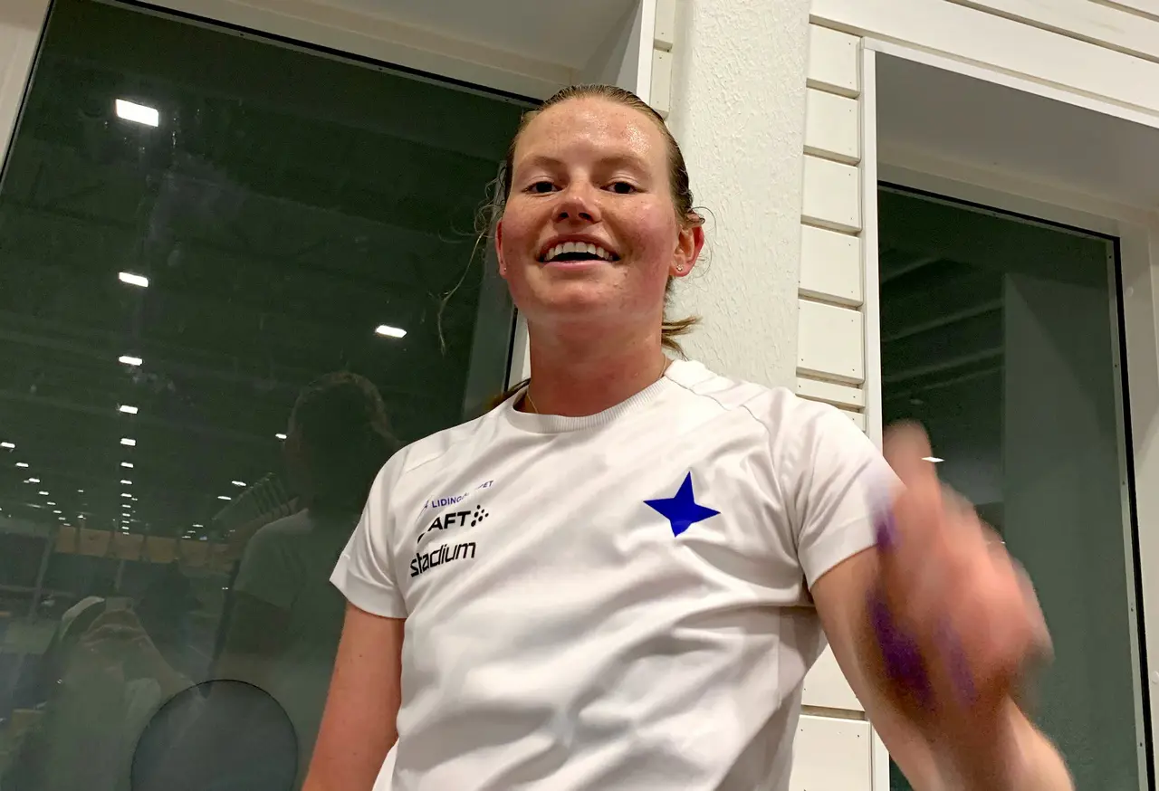 Lisa Löchen var en av två IFKare som trotsade ösregnet, men som ändå persade på Sollentunavallen. Foto: Alexander Stahl