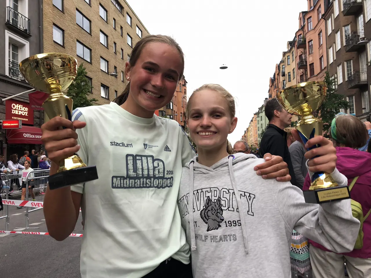 Melna Franze (till höger) och Victoria Psilander vann dubbelt i F15. Foto Janne Åkerblom