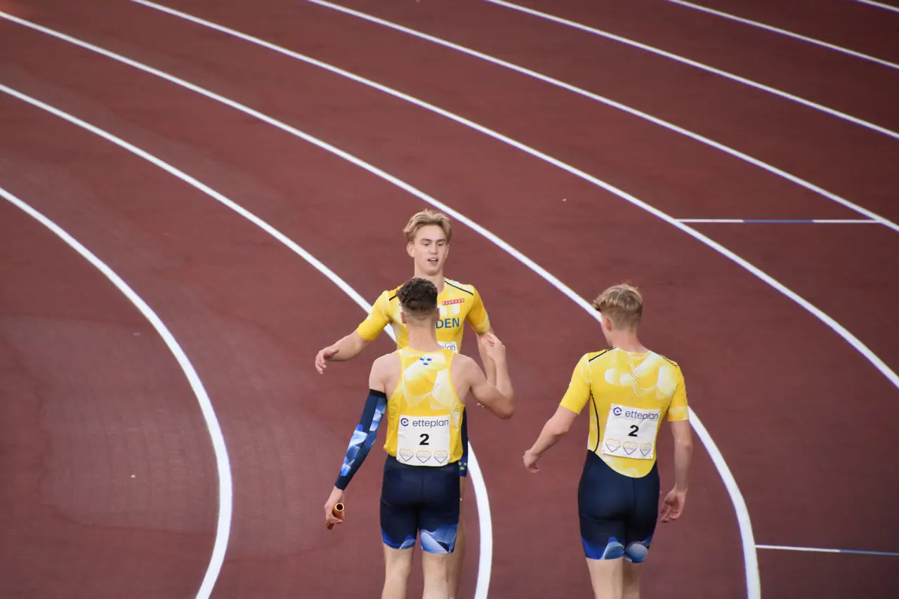Milton Cooper kunde jubla tillsammans med lagkamraterna efter segern på 4x100m. Foto: Janne Åkerblom