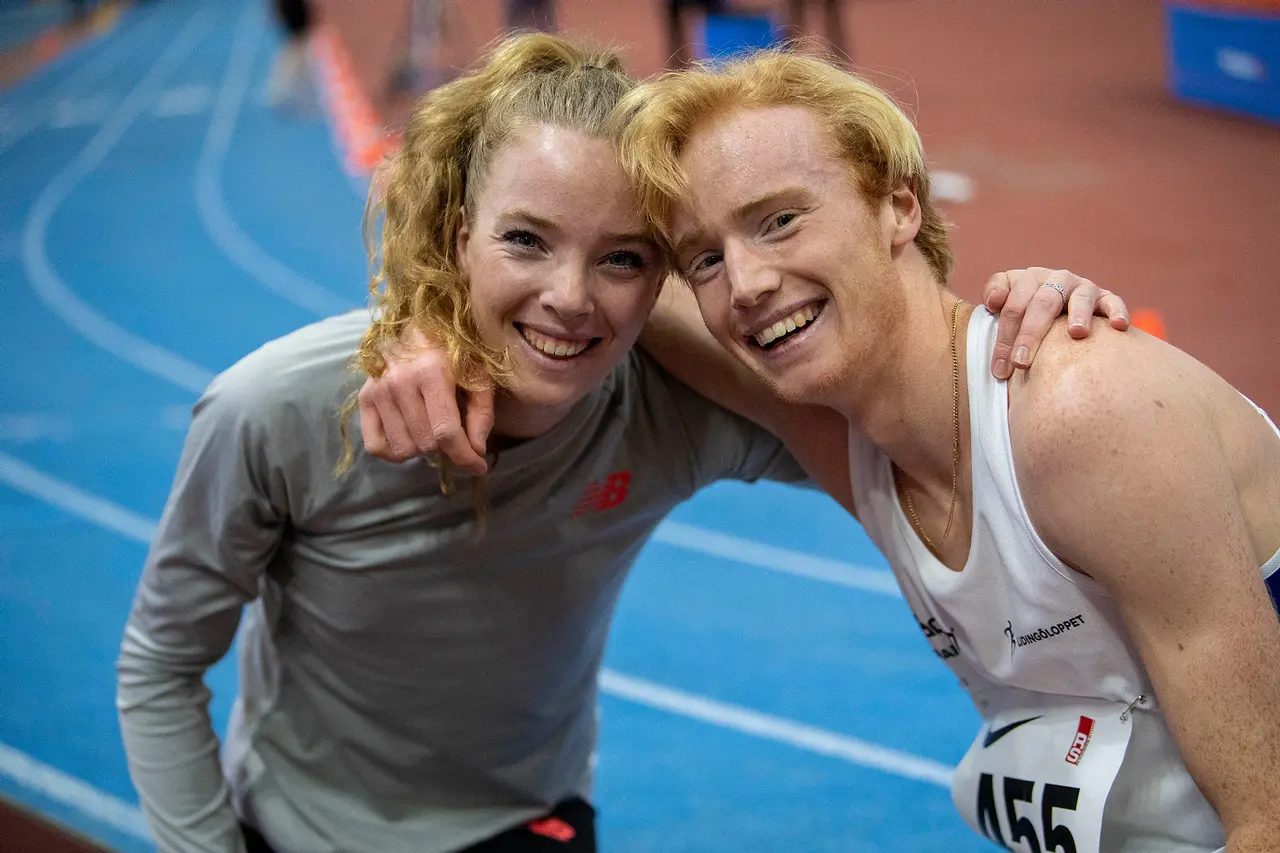 Olof hade 3:48.70 på 1500m i lördagens Raka Spåret. Här grattas han av syrran Anna (numer representerandes Hässelby) som gjorde sitt första 1500m-lopp på riktigt länge. Foto DECA Text & Bild