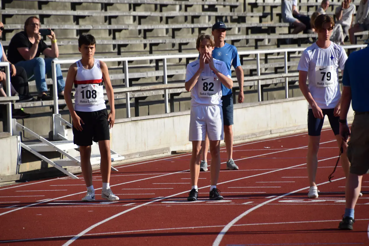 Nicklas Östlund från starten i persloppet på 800m. Foto Micke Johansson