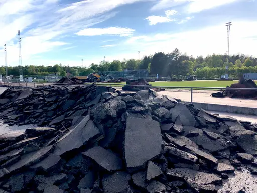 Ingen träning på Vallen på ett bra tag. Löparbanorna är ihoprullade och asfalten uppbruten. Foto: Janne Åkerblom