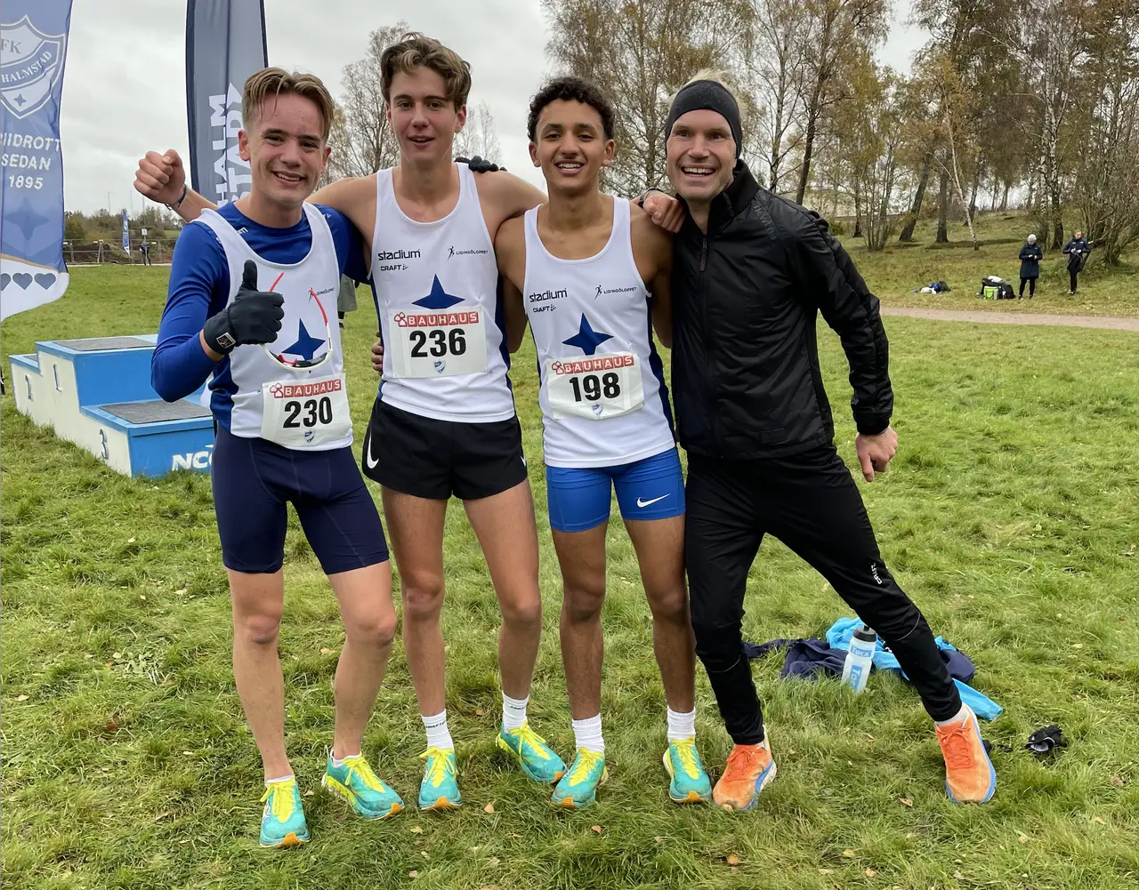 Guldmedaljören Sebastian Lörstad. Guldmedaljören Kalle Ottfalk. Silvemedaljören Jonas Atlassi. Coachen och VSM-femman Daniel Nilsson. Foto: Ingela Ottfalk