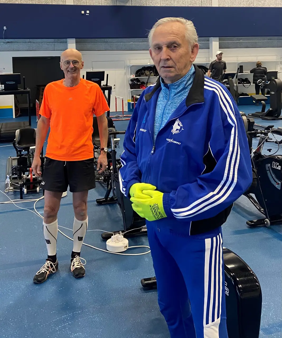 Här poserar Ingvar med unge adepten Evert lite på Covid-avstånd.