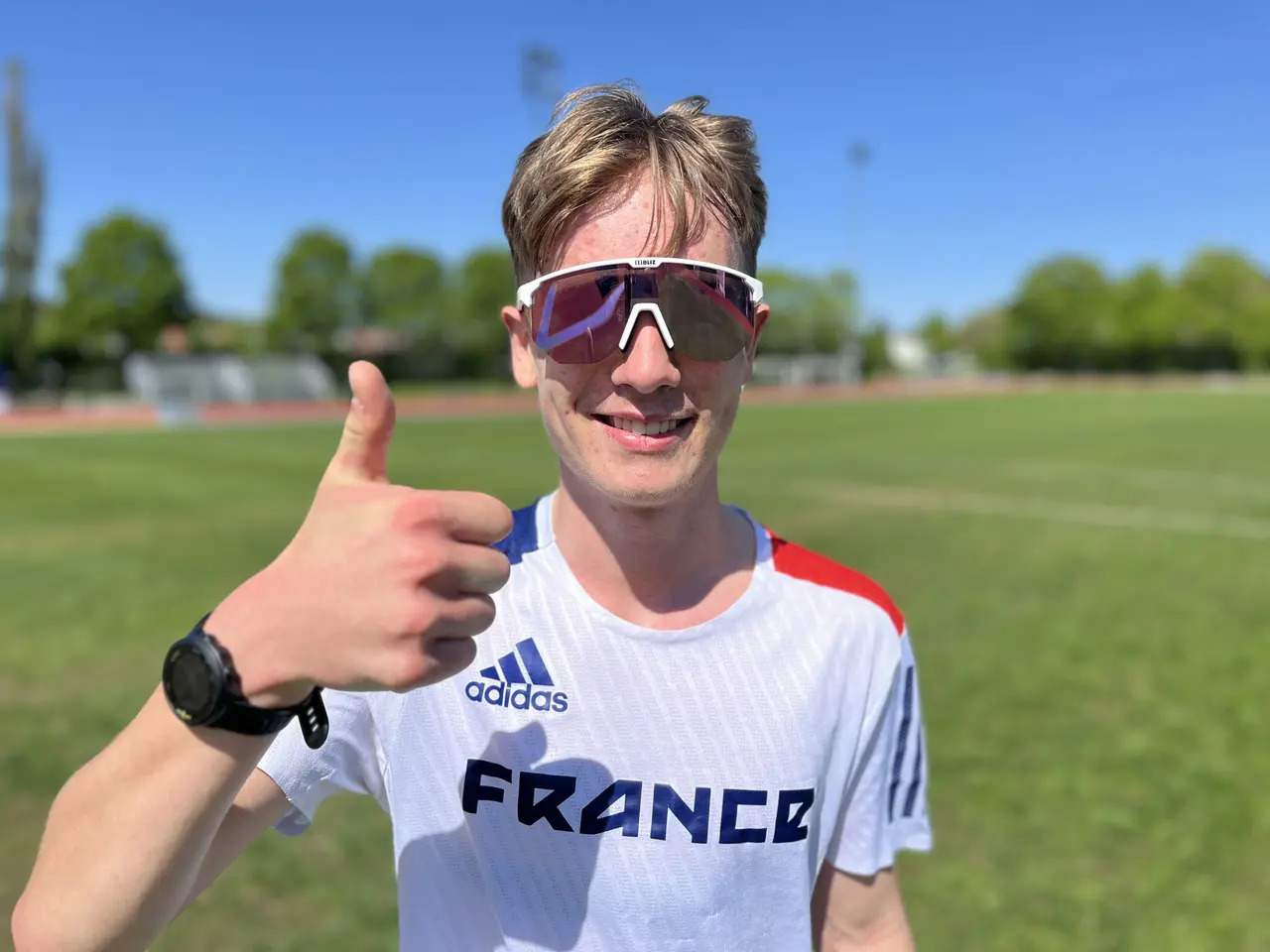 Tummen upp för Sebastian Lörstad som har gjort två lysande lopp på 3000m och 5000m i inledningen av utomhussäsongen. Foto: Janne Åkerblom