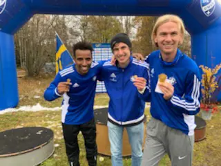 Jessica Falkman coachade Simon i unga år ihop med Malin, idag var Jessica som vanligt en uppskattad speaker. Guldlaget Haben Kidane, Simon Sundström & Erik Lagerlöf. Cursuselit hade två lag till start