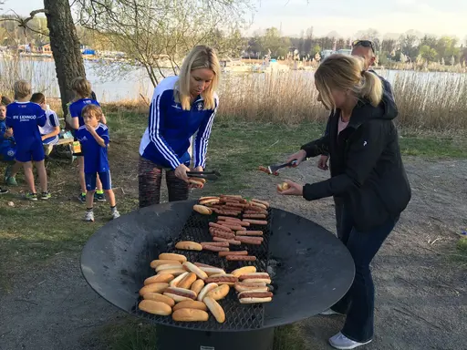 Utepremiären med fånga flaggan och korvgrillning!
