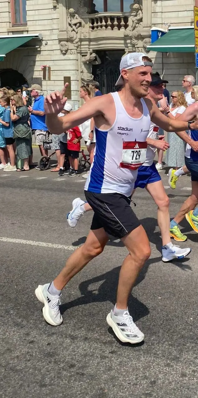 Martin Sandberg drog nytta av publikstödet och kom med 35 sekunders marginal under 3:00 på Stockholm Marathon