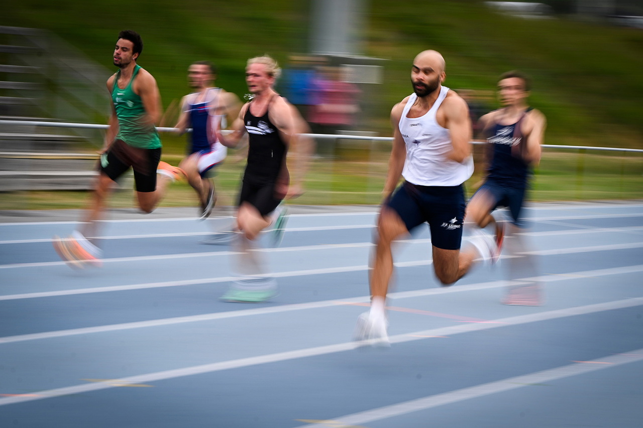 JC stormar mot mål på den snabbaste tiden han någonsin sprungit på. Foto: DECA