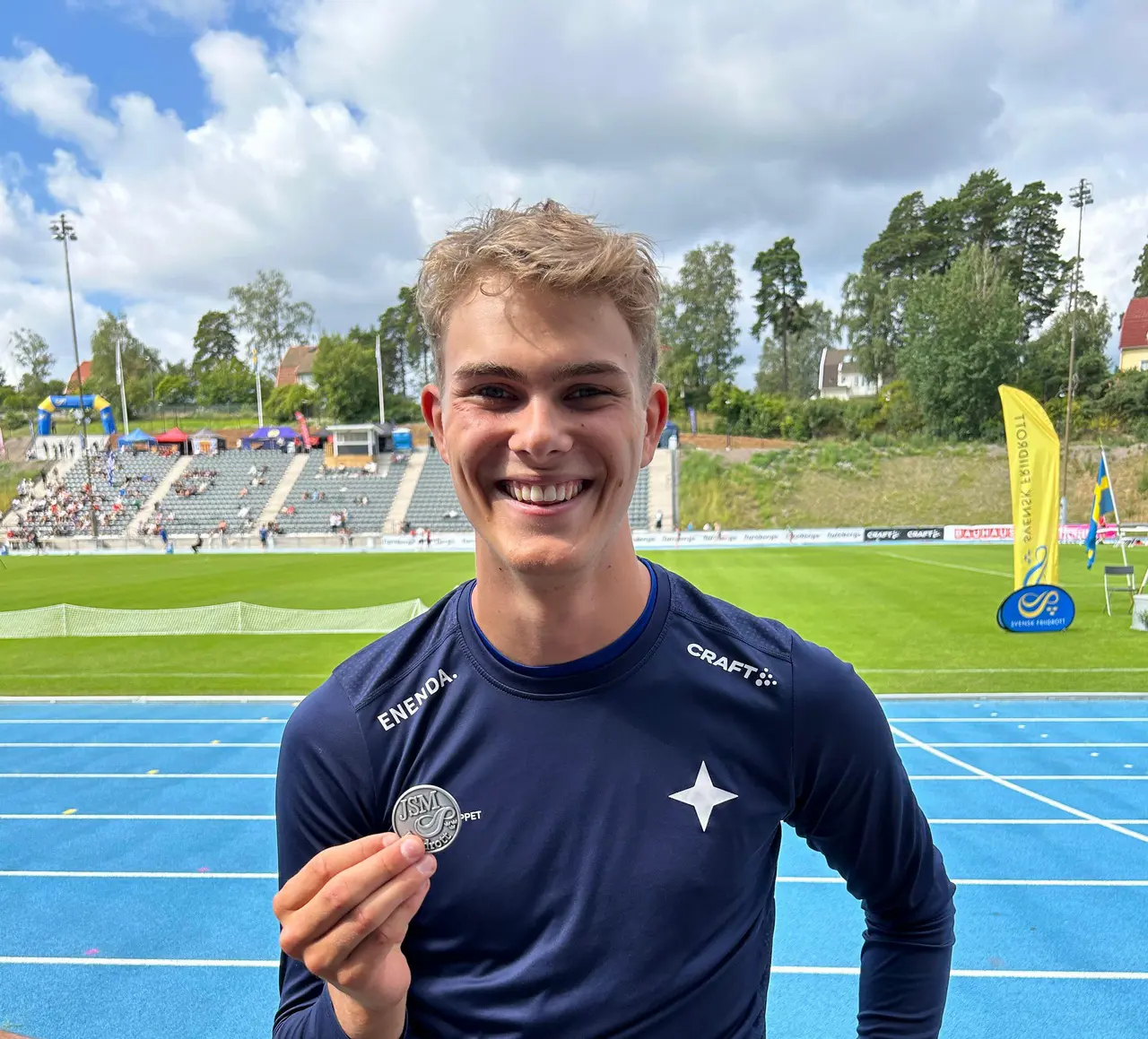 Är man mångkampare – som Malte Fuchs Edberg – är chansen stor att ens namn dyker upp både lite här och där i statistiken. Här efter silvret i stav under JSM. Foto: Janne Åkerblom