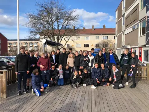 Tove och Tilda var nöjda över sina kast och lopp; fyra IFK-stafettlag kom till start på 4 x 200 m mixed PF15; här är Bodaborggänget - något matta efter avslutad kamp