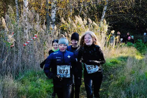 Nöjda tjejer efter målgång! Från vänster: Irma-Li Grönqvist, Pella Kihlbaum, Estrid Frick och Leah Palmblad Foto: Linda Torssander Palmblad.