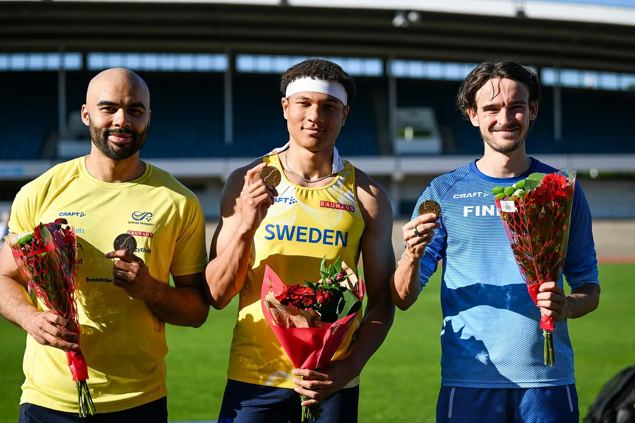 Pristagarna på 100m i Nordiska mästerskapen. Tvåan Jean-Christian Zirignon, guldmedaljören Isak Hughes och trean Riku Illukka. Foto: DECA