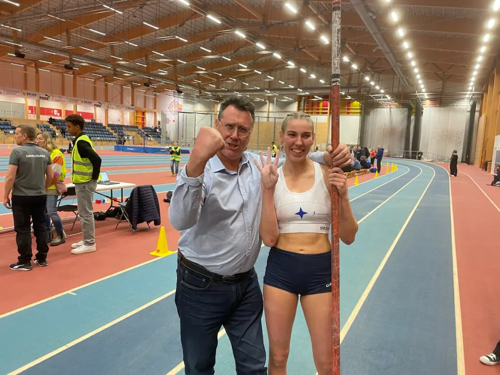 En knuten näve. Fyra fingrar i luften. En glad tränare. Och en rekordslagare.