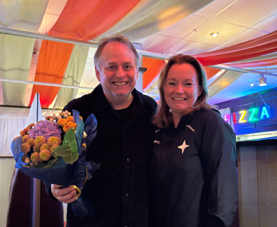 Janne får blommor från Blomsterlandet av Ingela Stralka. foto Lisa Löchen