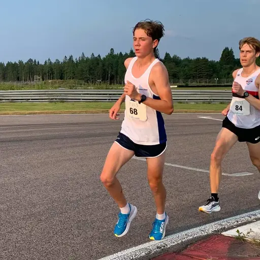 Kalle Ottfalk var en av tre av IFKs yngre löparlöften som sprang bra och fort på SM 10 km i värmen på Anderstorp. Foto: Ingela Ottfalk och Daniel Nilsson.