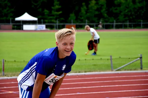 Ida Egnell, Axel Alness Borg, David Århammar och Alice Lindgren var några av IFKarna som trivdes i sommarvärmen på Källbrinks IP. Foto Janne Åkerblom och Eva Alness