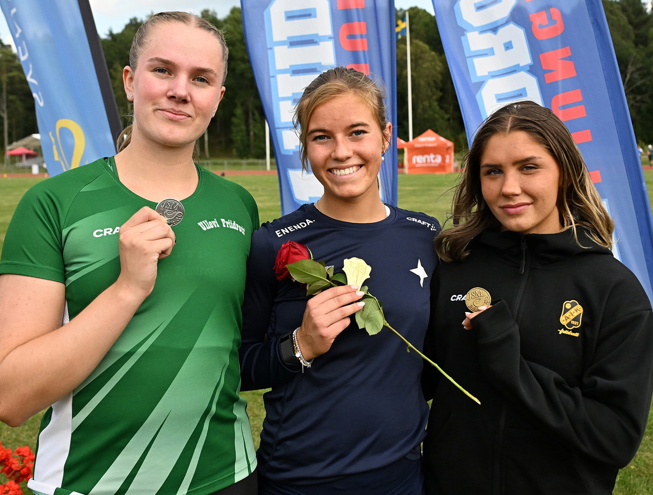 Nora Jolbäck tog silver på 11.97, Matilda Halfwordson guld på 11.99 och Fia Viklund brons på 11.90. Foto: DECA