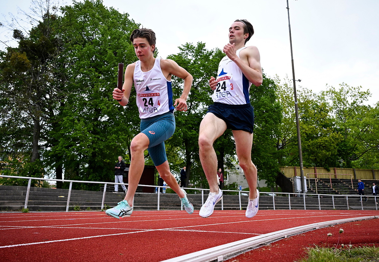 I första 1500m-loppet efter Stafett-SM (på bilden får Kalle pinnen av Jacob Klinth) blev den 3:46 i Norge. Foto: DECA