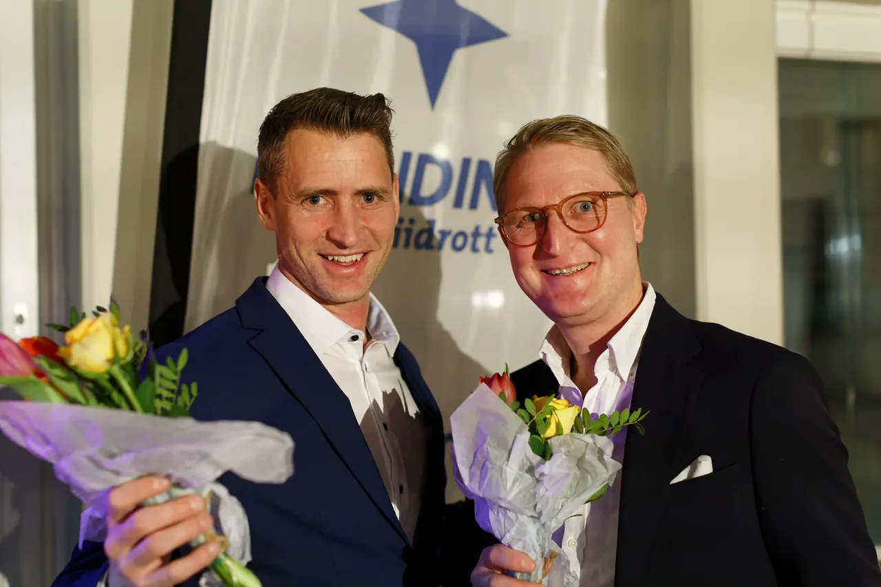 Olle Lindeberg och Calle Lindskog klev upp på scenen, tog emot en fin utmärkelse och log mot kameran. IFK-galan-foto: Christer Klinth
