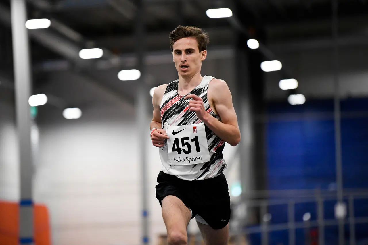 Simon Sundström på väg mot 14:05.13 inomhus. Foto: DECA Text & Bild
