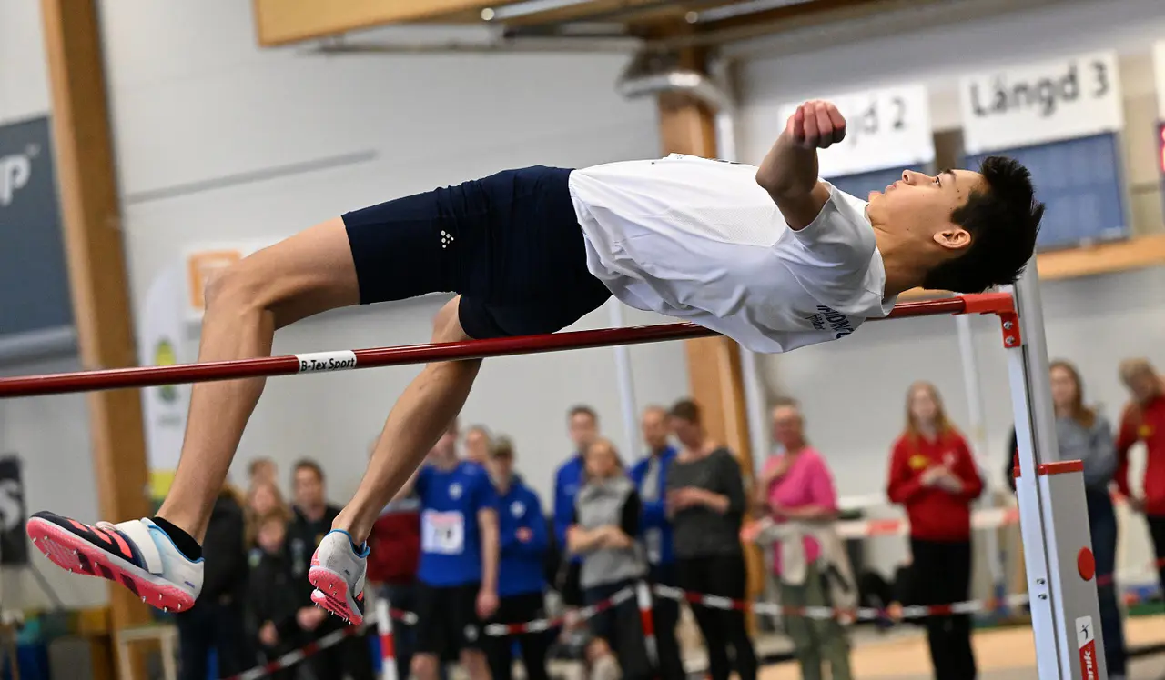 Alex Lundgren grejar 1.81 i fösta och säkrar sitt första IUSM-guld. Foto: DECA Text & Bild