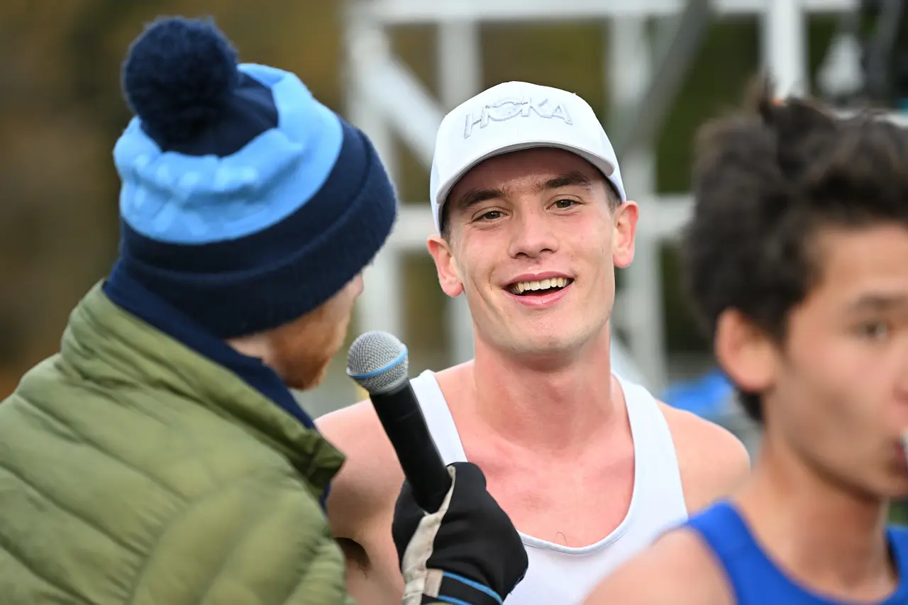 Sebastian Lörstad, för dagen prydd i en Dave Wottle-vit keps, togs helgens andra guld när han vann P19-loppet i Terräng-SM. Här intervjuad av Olof Silvander. Foto: DECA