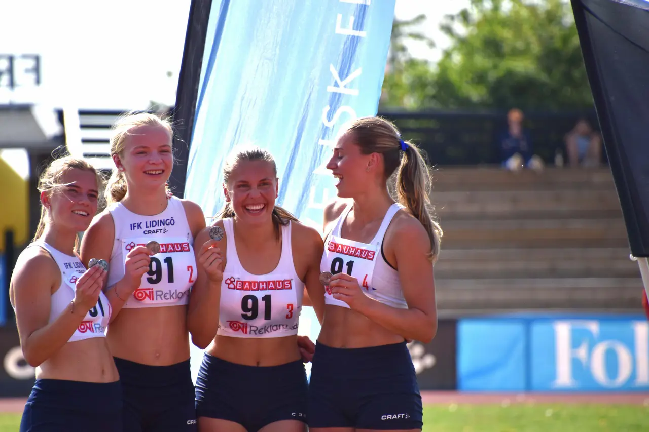 Matilda Halfwordson, Sofia Fröberg, Mellanie Neudinger Nellmer och Alice Lindgren såg supernöjda ut när de fått ta emot silvermedaljerna på stafett-SM i F19-klassen. Foto: Janne Åkerblom