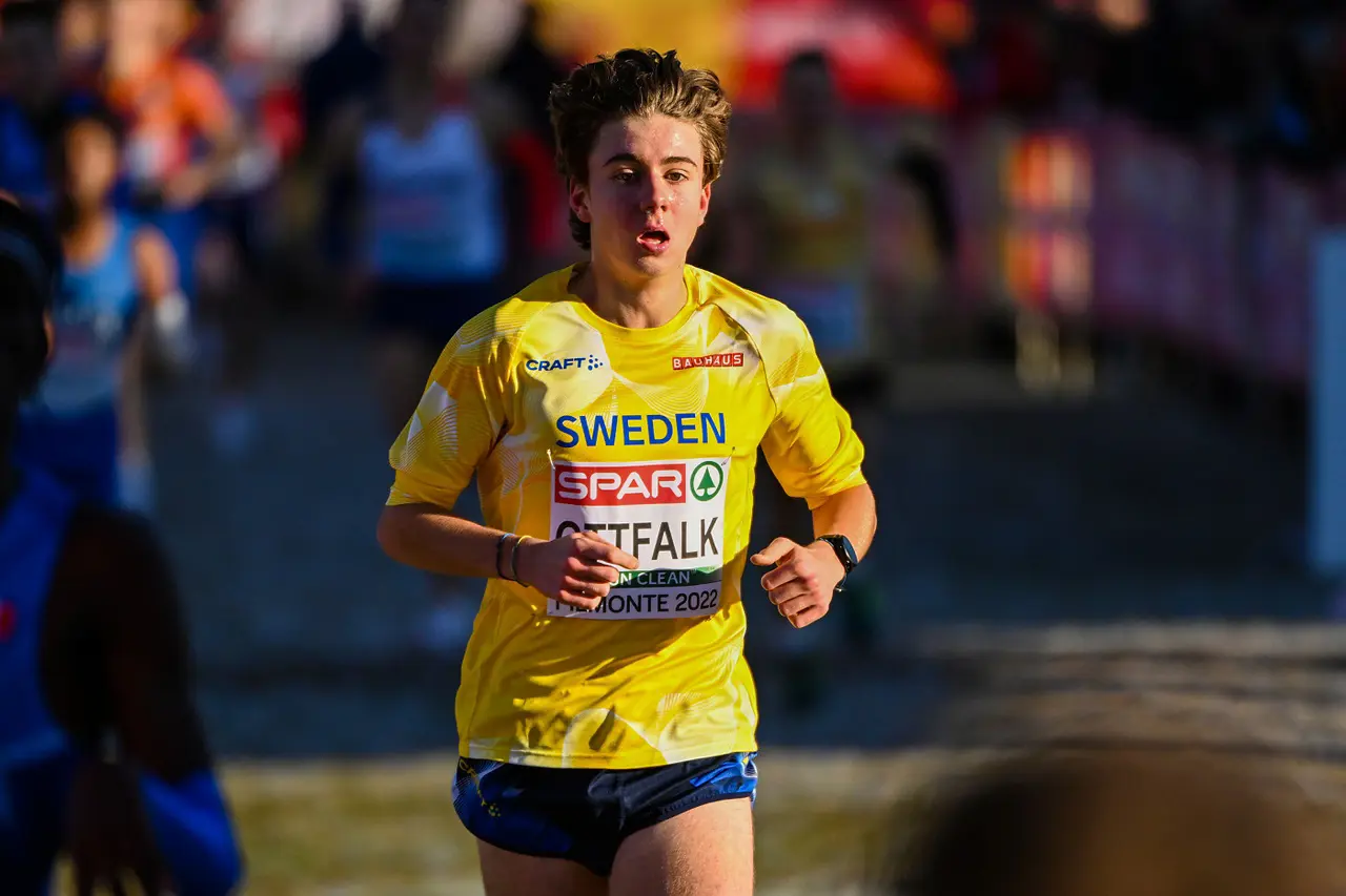 Kalle Ottfalk börjar bli van att tävla i landslagsdress. Men i sommarens SM i Söderhamn är det klubbdräkt som gäller. Foto: DECA Text & Bild