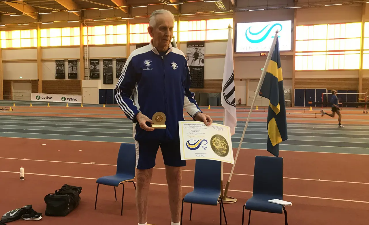 Ingvar Lindqvist, nu tävlandes i M85, med ett av de finaste priser en veteran kan få.