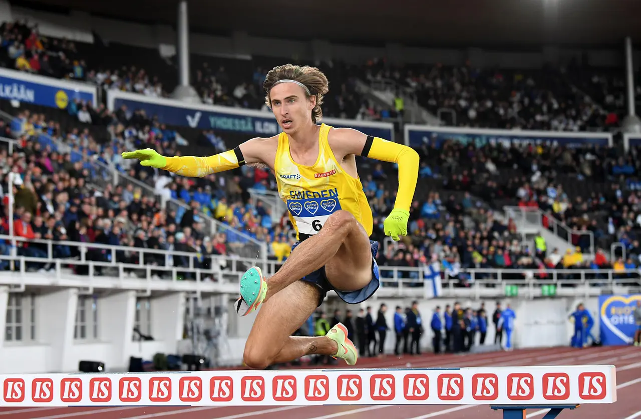 Simon under 3000m-hinderloppet i Finnkampen i Helsingfors. Foto: DECA Text & Bild