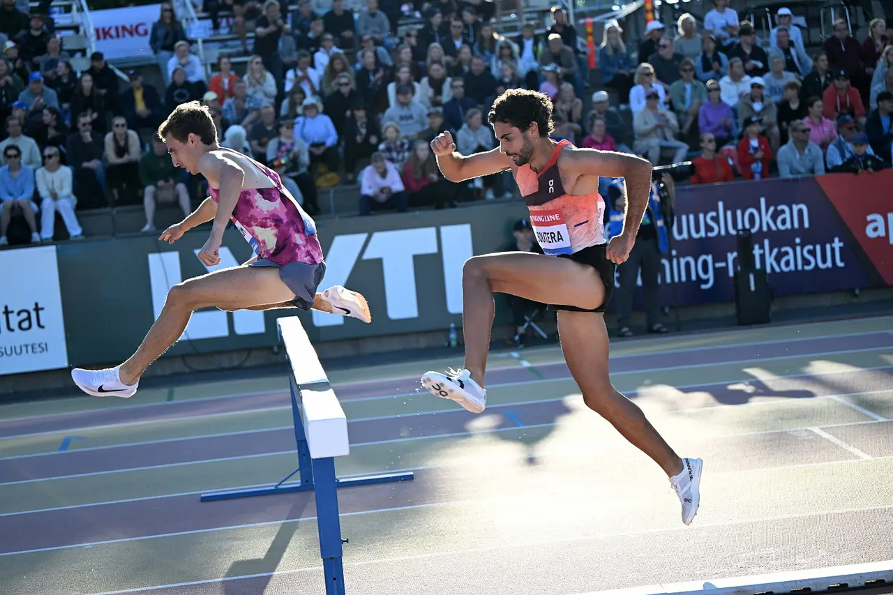 Simon på väg mot en sub 8:25-tid i Paavo Nurmi Games. Foto: DECA
