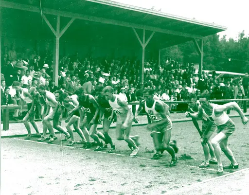 Det första och den sista tävlingen på Lidingövallens 369-meteresbana. Det är ganska precis 85 år mellan bilderna. Den senaste är tagen av Christoffer Lind.