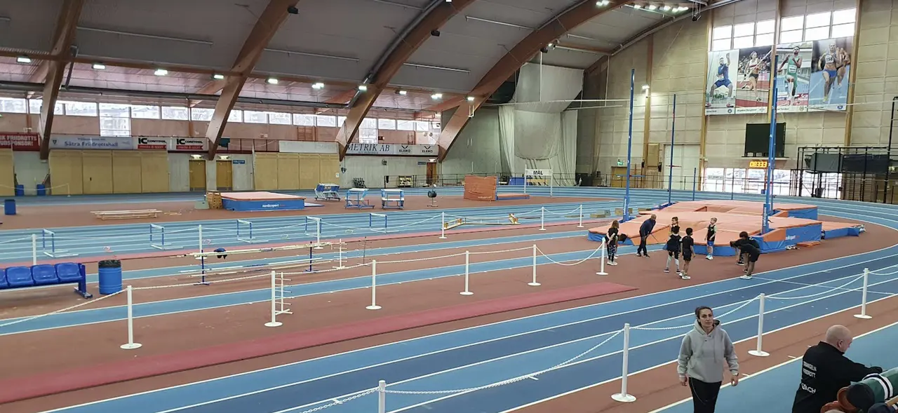 Det var betydligt fler i Sätra Friidrottshall än så här i söndags. Knappt 50 av våra yngre tävlade i Lilla Hammarbyspelen. Foto: Björn Lovén