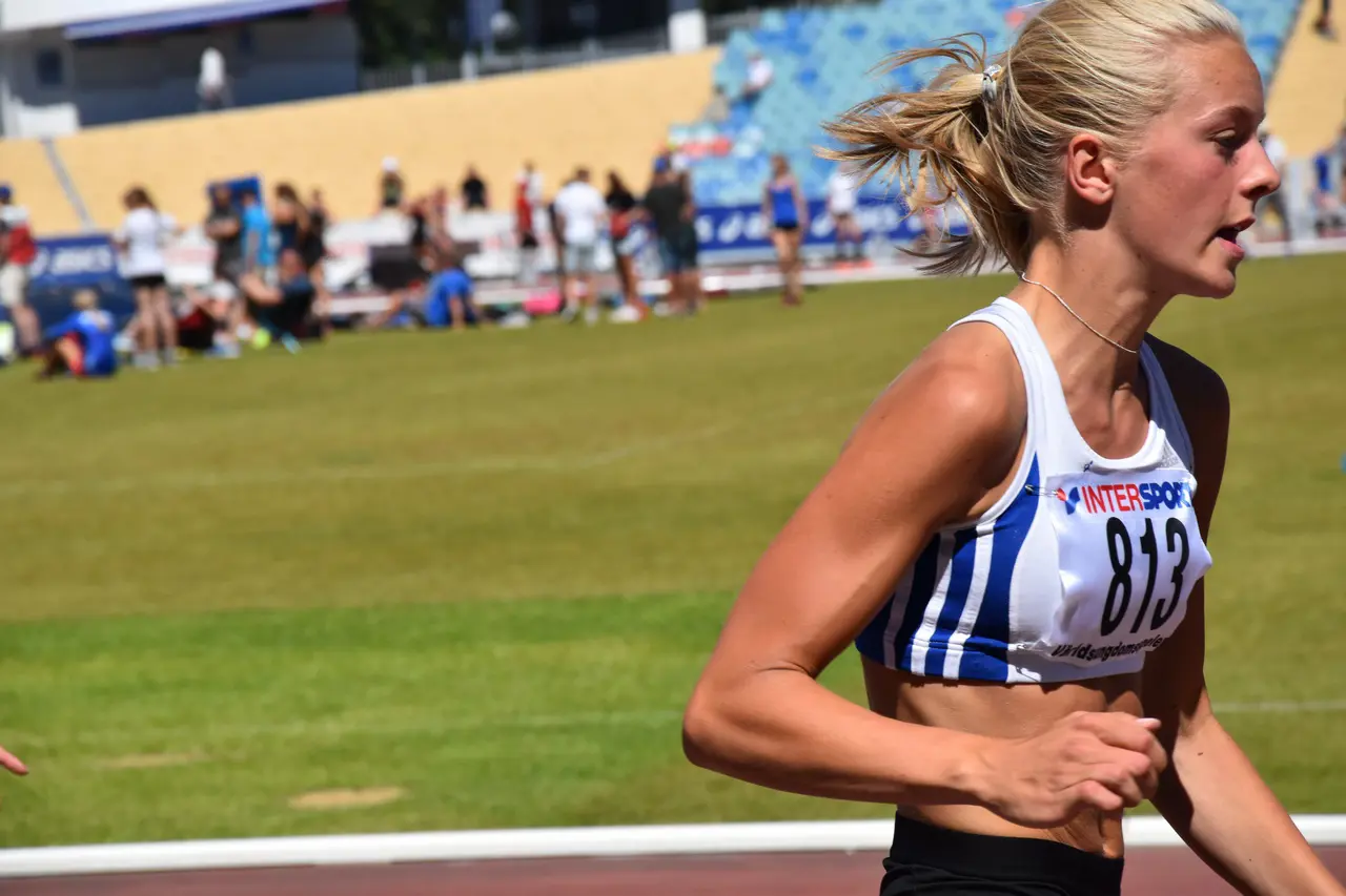 Lisa visar fin mångkampsform direkt i säsongsdebuten. Bild från Världsungdomsspelen i fjol. Foto Helena Hvalgren