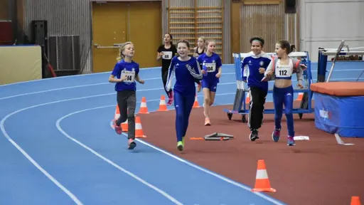 T.v: 2009-gänget var först ut; mitten - Ruben och Ludvig hade kul i Sätra; t.h: Sally peppas av kompisarna på upploppet